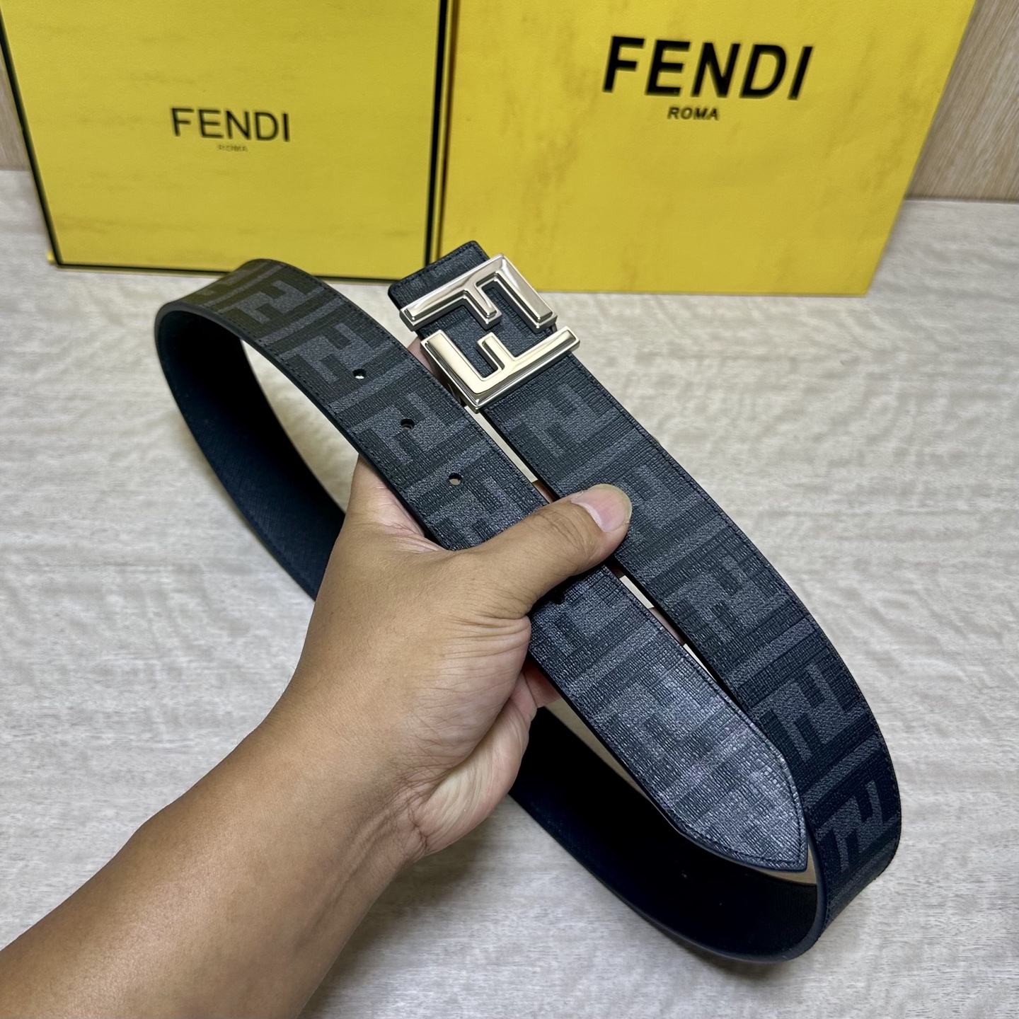 FENDI（芬迪）专柜同款 宽4.0CM 双环正反用腰带 FF按钉搭扣 黑色Cuoio  Romano皮革材质 反面面料