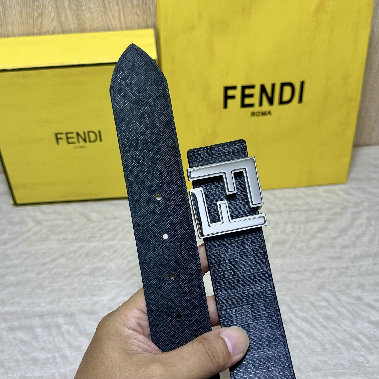 FENDI（芬迪）专柜同款 宽4.0CM 双环正反用腰带 FF按钉搭扣 黑色Cuoio  Romano皮革材质 反面面料