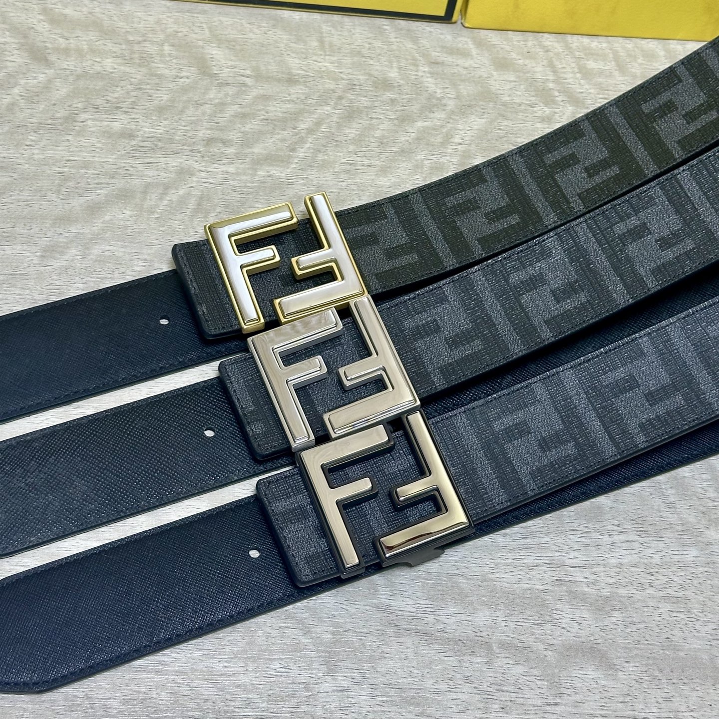 FENDI（芬迪）专柜同款 宽4.0CM 双环正反用腰带 FF按钉搭扣 黑色Cuoio  Romano皮革材质 反面面料