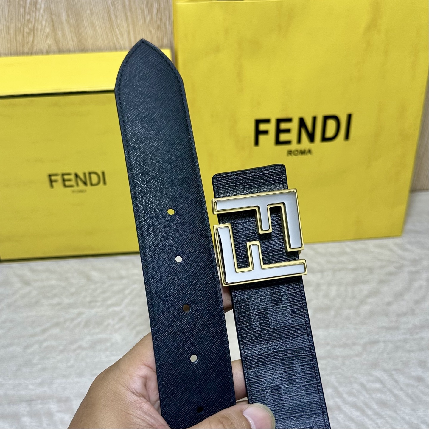 FENDI（芬迪）专柜同款 宽4.0CM 双环正反用腰带 FF按钉搭扣 黑色Cuoio  Romano皮革材质 反面面料