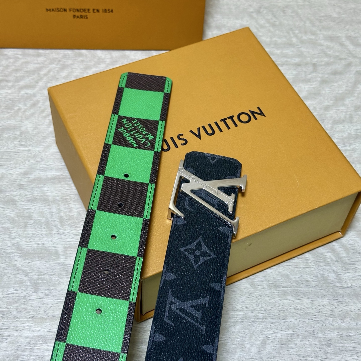 LV 宽4.0cm 双面腰带将两式经典融于一处。Monogram 印花瞩目放大，与焕新 Monogram Giant 系