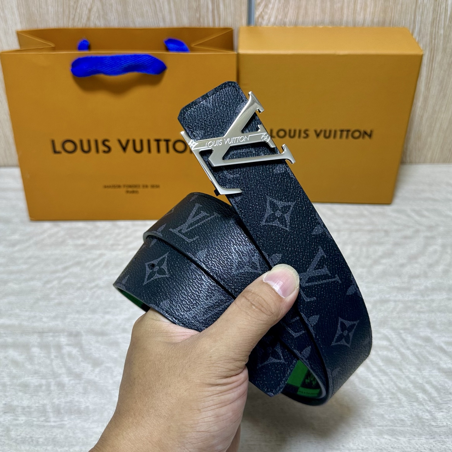 LV 宽4.0cm 双面腰带将两式经典融于一处。Monogram 印花瞩目放大,与焕新 Monogram Giant 系 LV 宽4.0cm 双面腰带将两式经典融于一处。Monogram 印花瞩目放大,与焕新 Monogram Giant 系