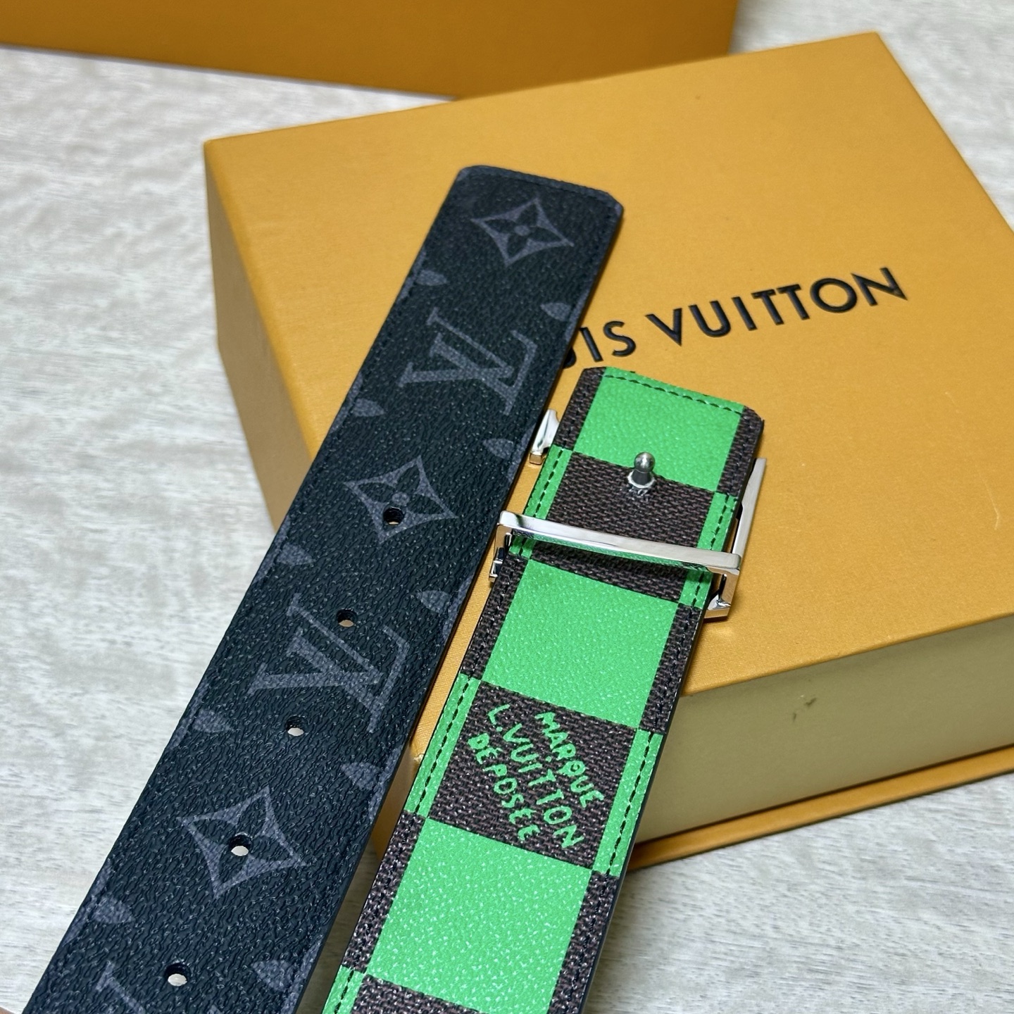 LV 宽4.0cm 双面腰带将两式经典融于一处。Monogram 印花瞩目放大，与焕新 Monogram Giant 系
