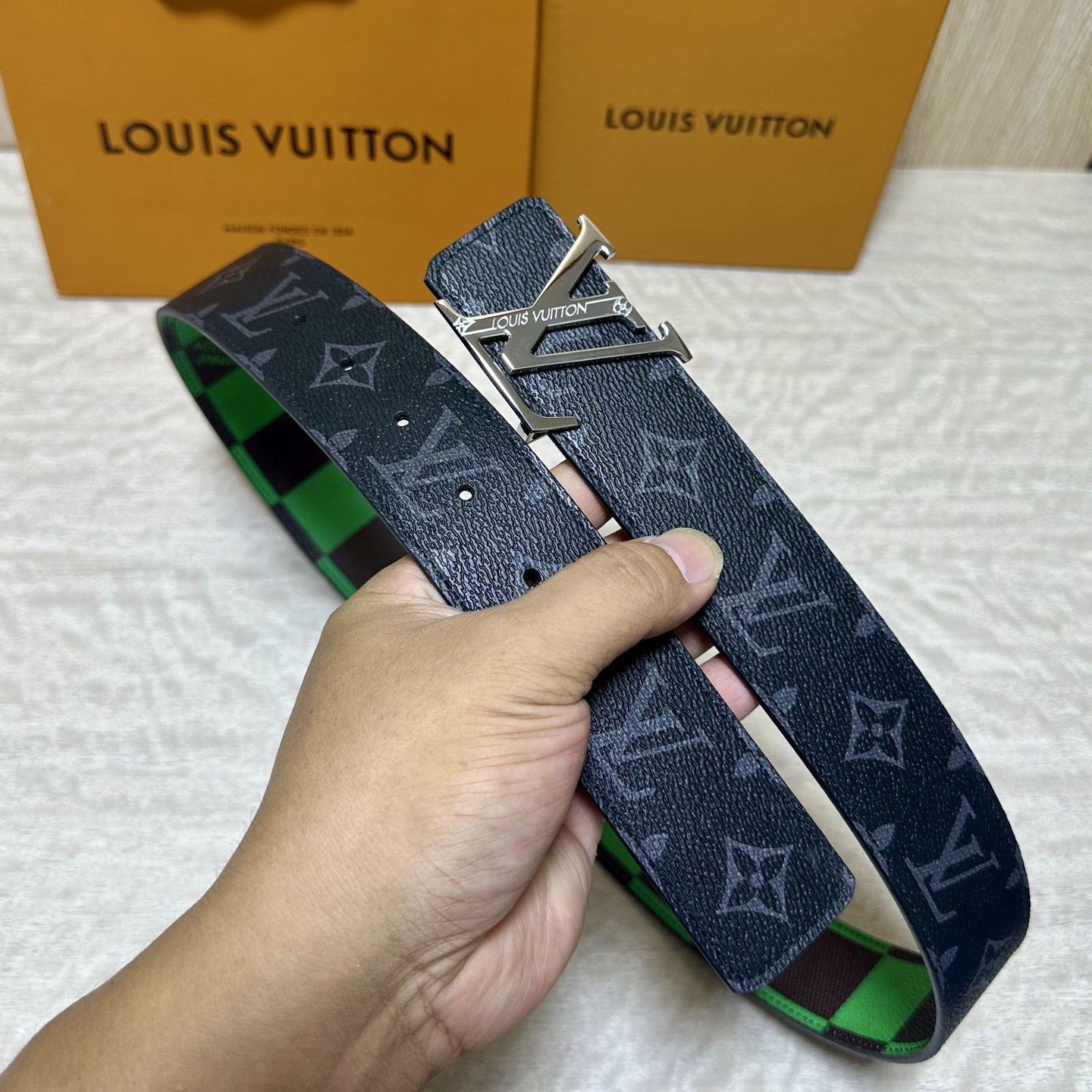 LV 宽4.0cm 双面腰带将两式经典融于一处。Monogram 印花瞩目放大，与焕新 Monogram Giant 系