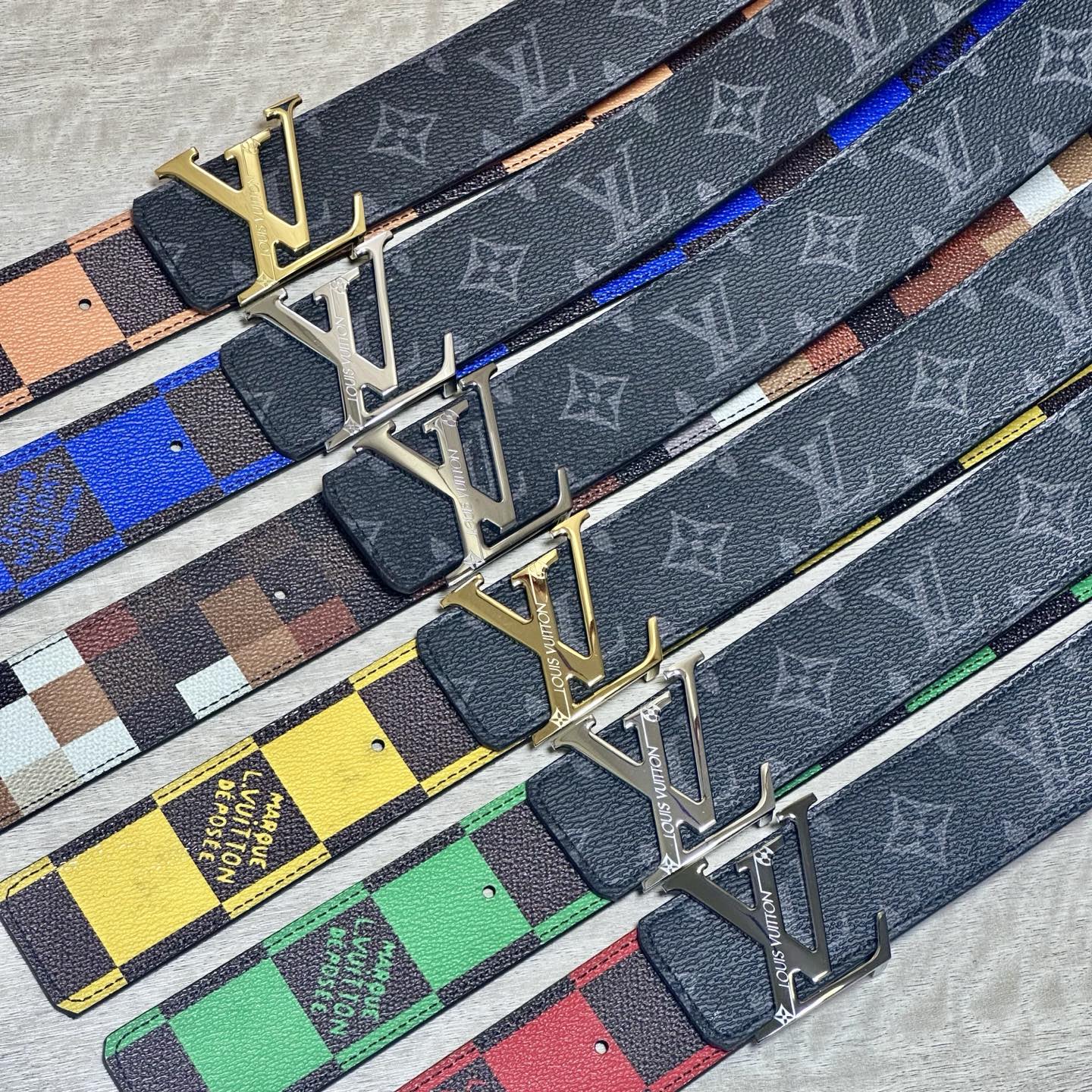 LV 宽4.0cm 双面腰带将两式经典融于一处。Monogram 印花瞩目放大，与焕新 Monogram Giant 系