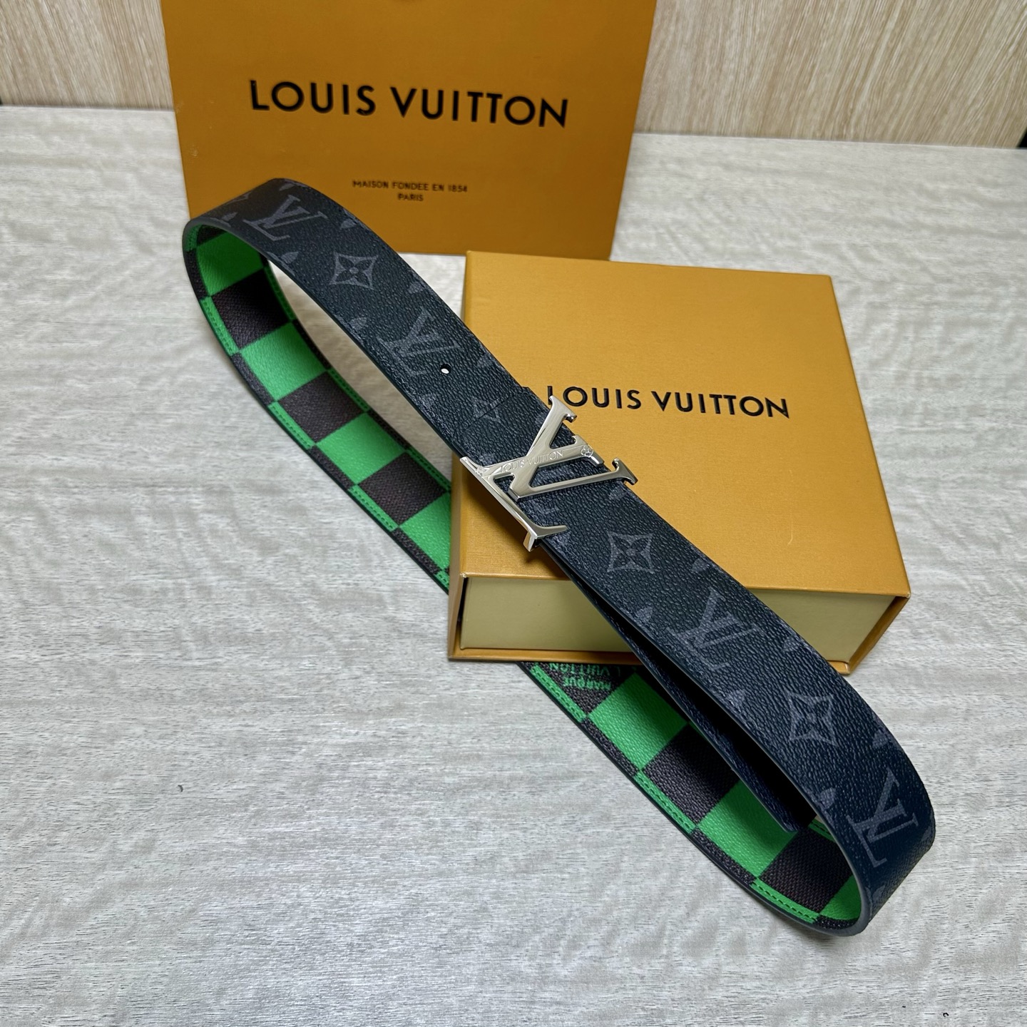 LV 宽4.0cm 双面腰带将两式经典融于一处。Monogram 印花瞩目放大，与焕新 Monogram Giant 系