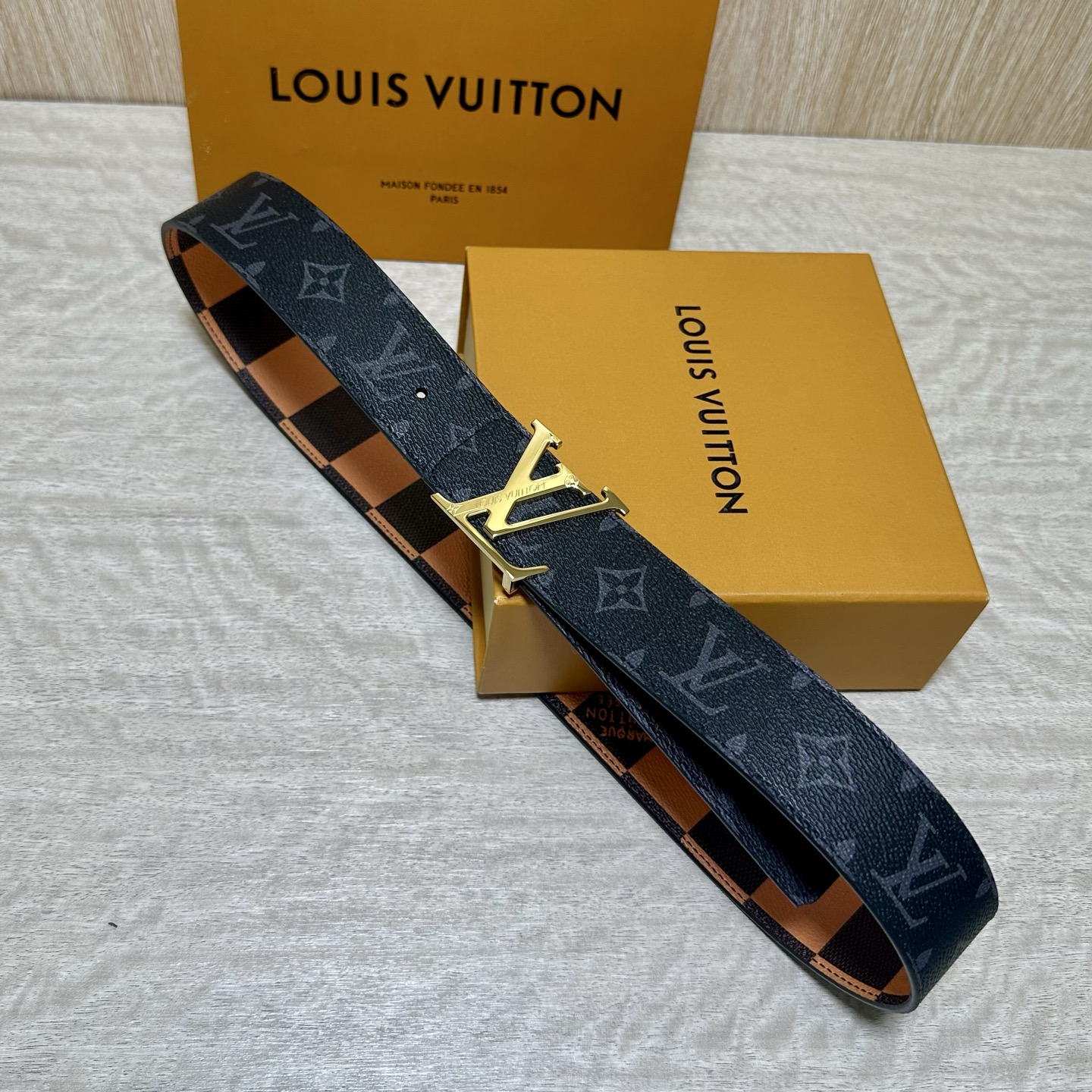 LV 宽4.0cm 双面腰带将两式经典融于一处。Monogram 印花瞩目放大，与焕新 Monogram Giant 系