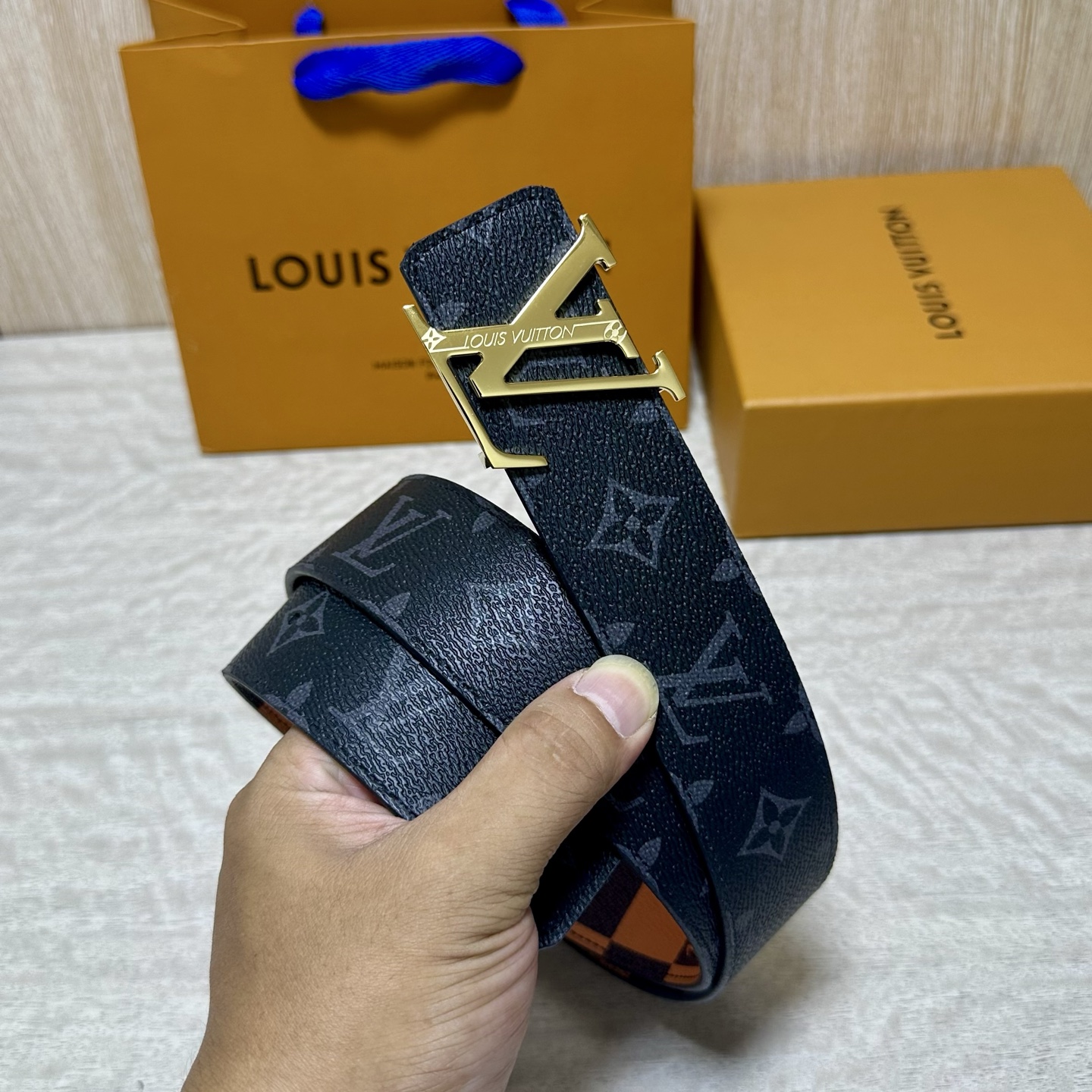 LV 宽4.0cm 双面腰带将两式经典融于一处。Monogram 印花瞩目放大,与焕新 Monogram Giant 系 LV 宽4.0cm 双面腰带将两式经典融于一处。Monogram 印花瞩目放大,与焕新 Monogram Giant 系