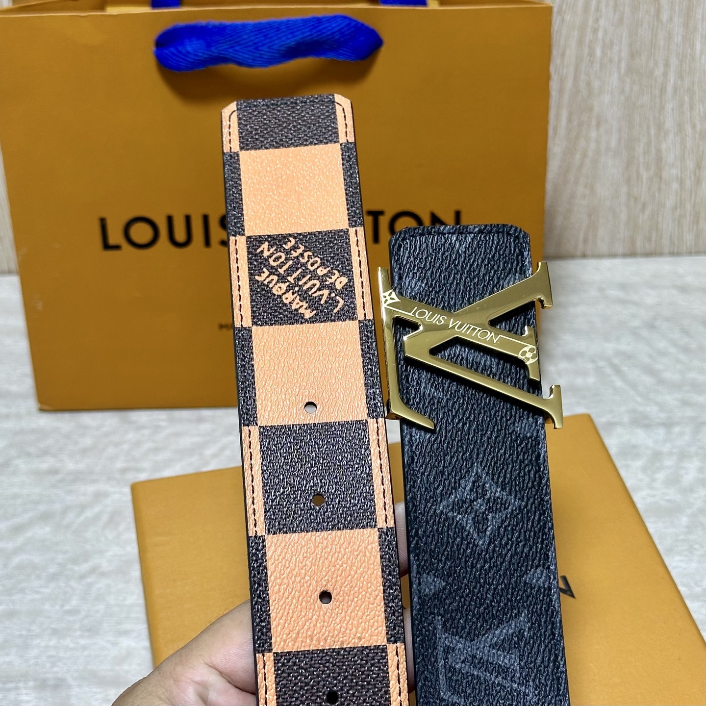 LV 宽4.0cm 双面腰带将两式经典融于一处。Monogram 印花瞩目放大，与焕新 Monogram Giant 系