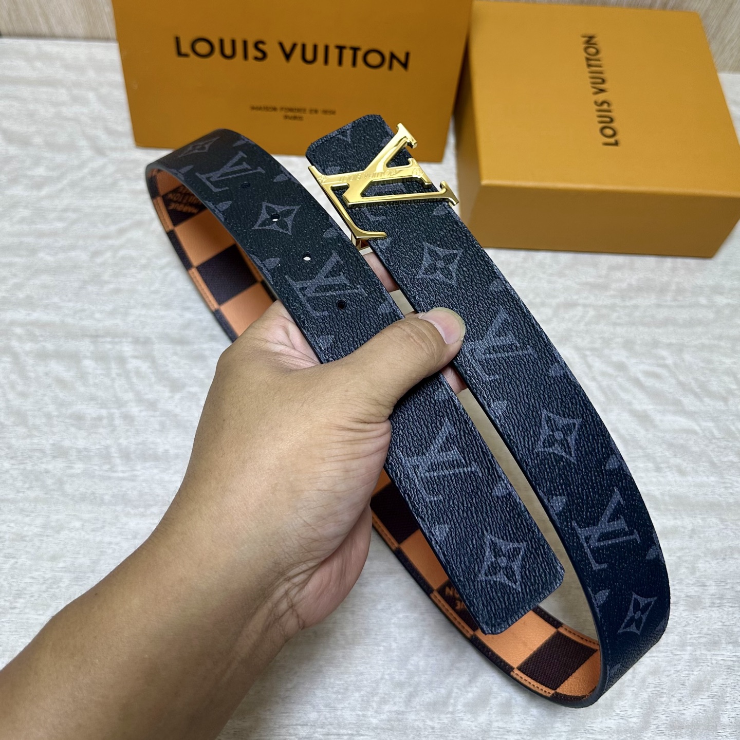 LV 宽4.0cm 双面腰带将两式经典融于一处。Monogram 印花瞩目放大，与焕新 Monogram Giant 系