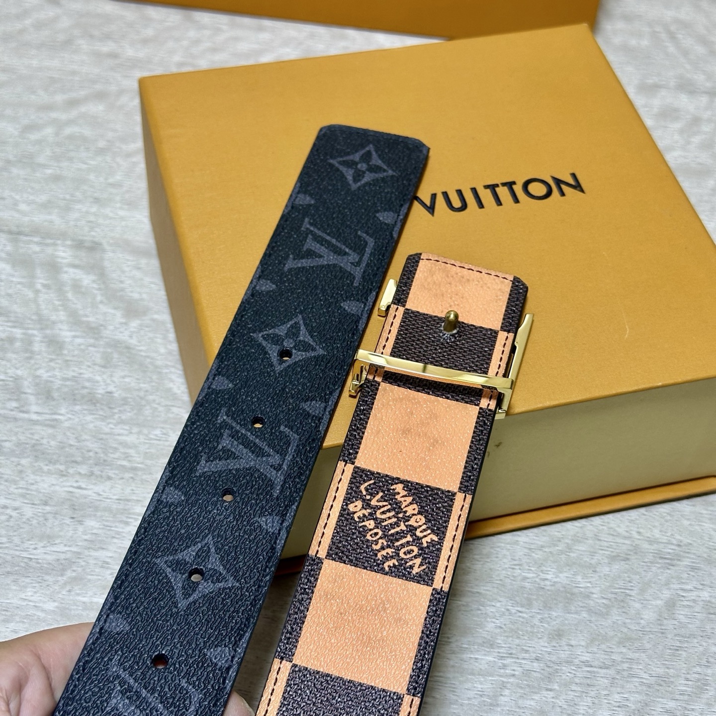 LV 宽4.0cm 双面腰带将两式经典融于一处。Monogram 印花瞩目放大，与焕新 Monogram Giant 系