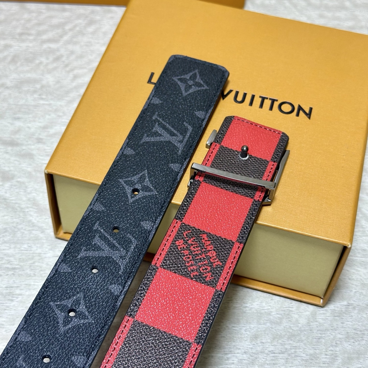 LV 宽4.0cm 双面腰带将两式经典融于一处。Monogram 印花瞩目放大，与焕新 Monogram Giant 系