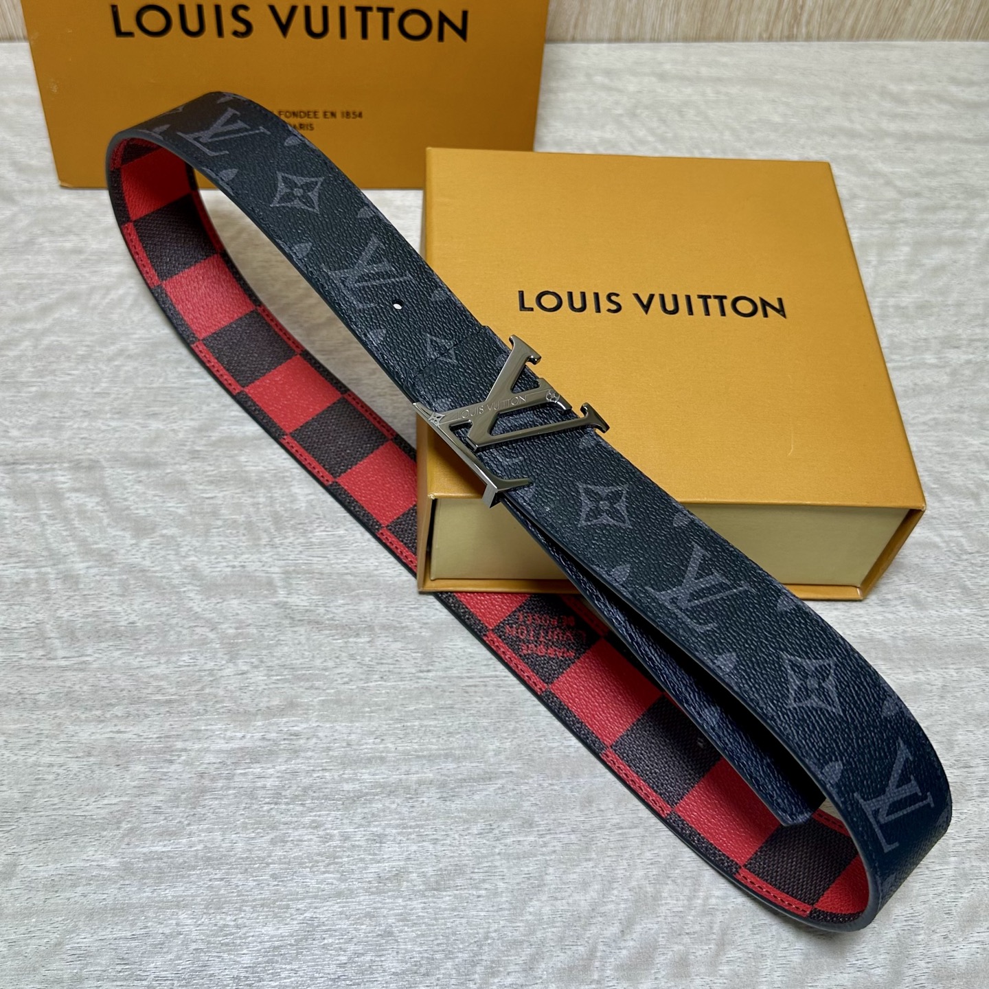 LV 宽4.0cm 双面腰带将两式经典融于一处。Monogram 印花瞩目放大，与焕新 Monogram Giant 系