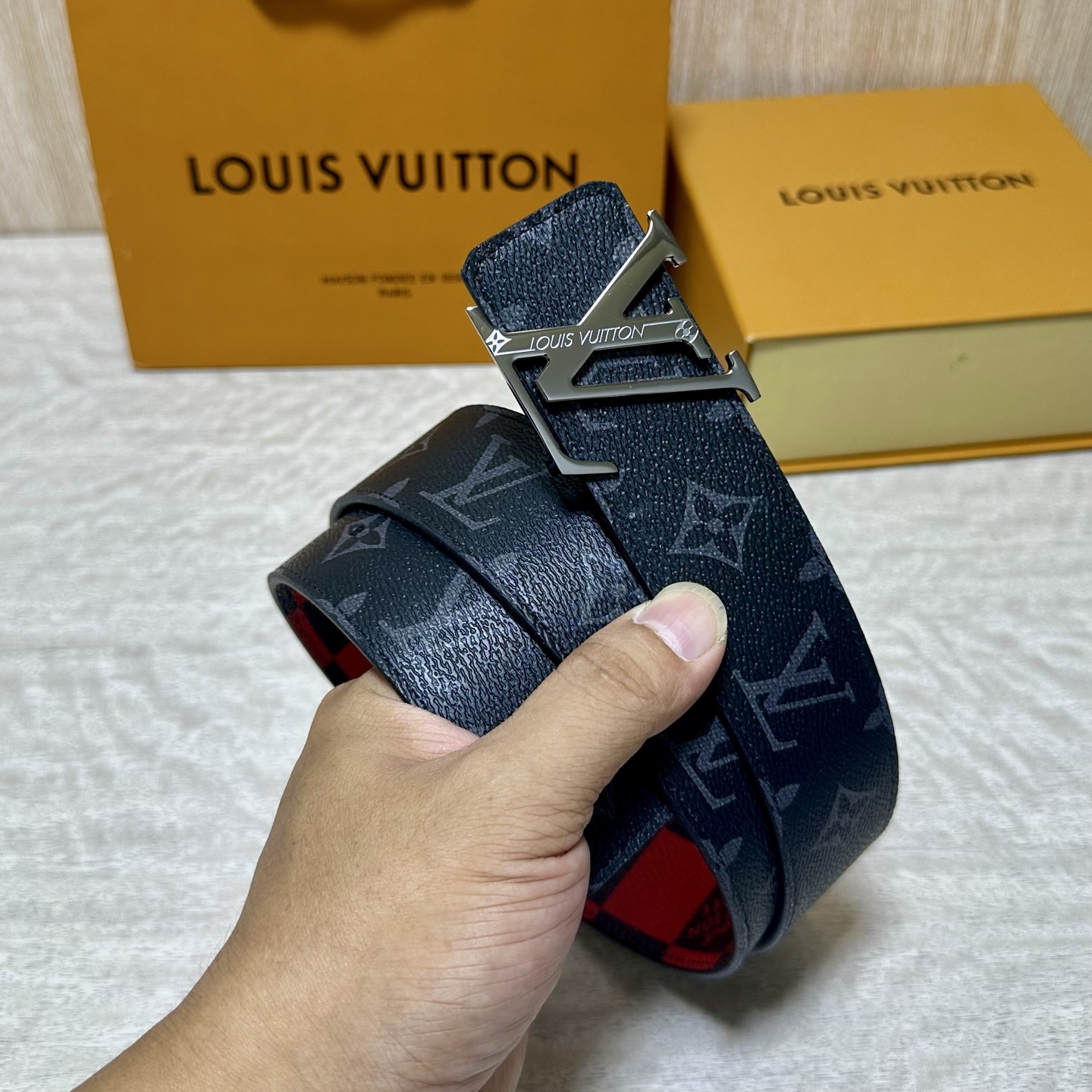 LV 宽4.0cm 双面腰带将两式经典融于一处。Monogram 印花瞩目放大,与焕新 Monogram Giant 系 LV 宽4.0cm 双面腰带将两式经典融于一处。Monogram 印花瞩目放大,与焕新 Monogram Giant 系