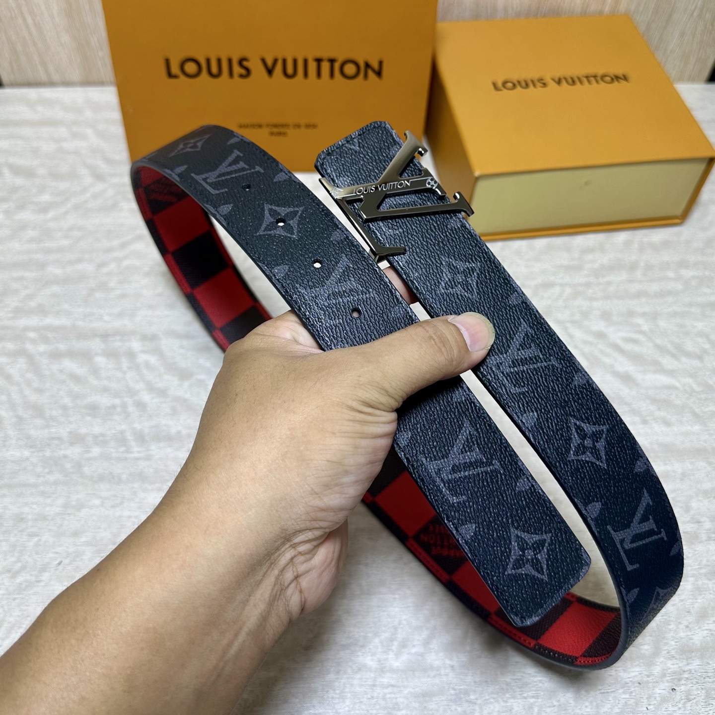 LV 宽4.0cm 双面腰带将两式经典融于一处。Monogram 印花瞩目放大，与焕新 Monogram Giant 系