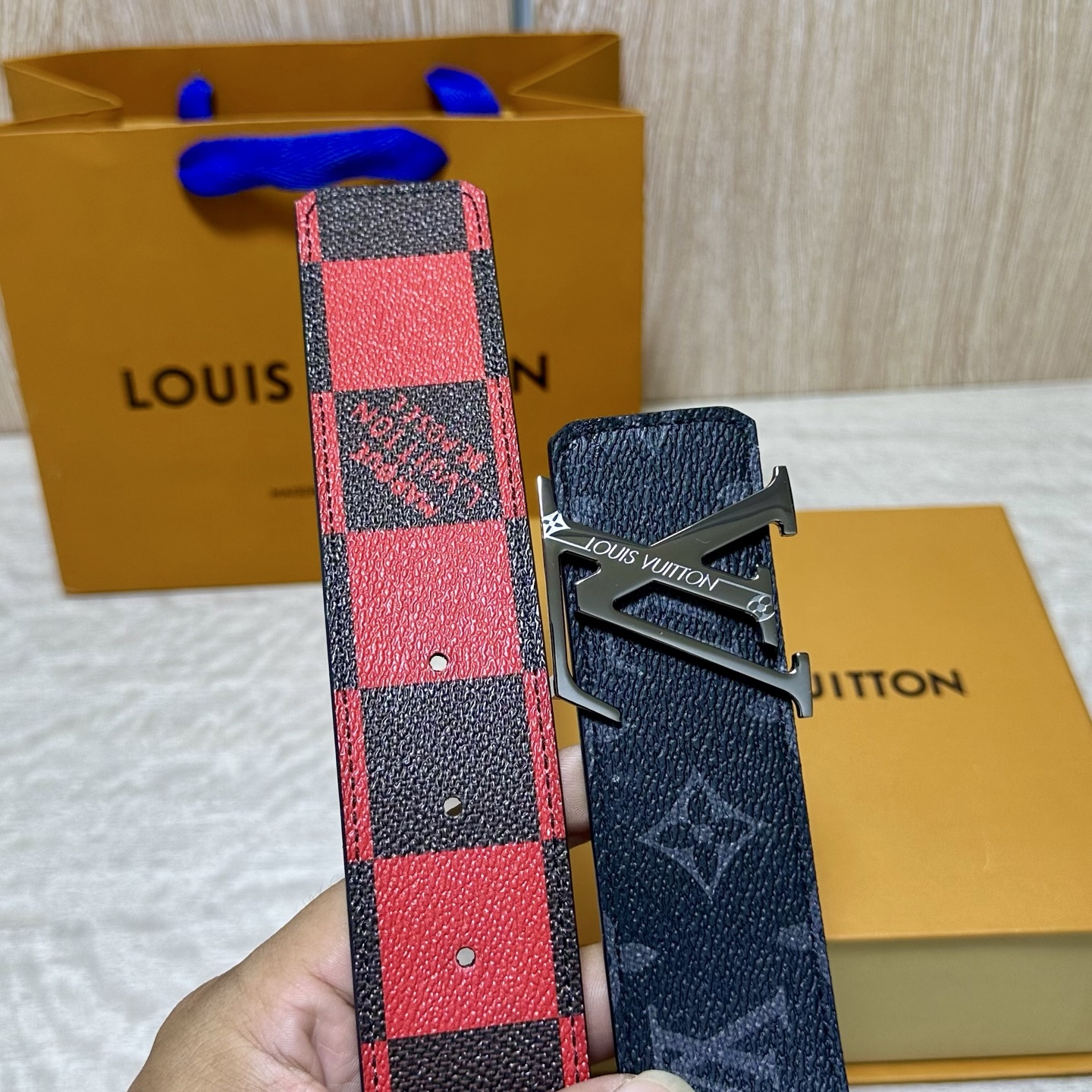 LV 宽4.0cm 双面腰带将两式经典融于一处。Monogram 印花瞩目放大，与焕新 Monogram Giant 系