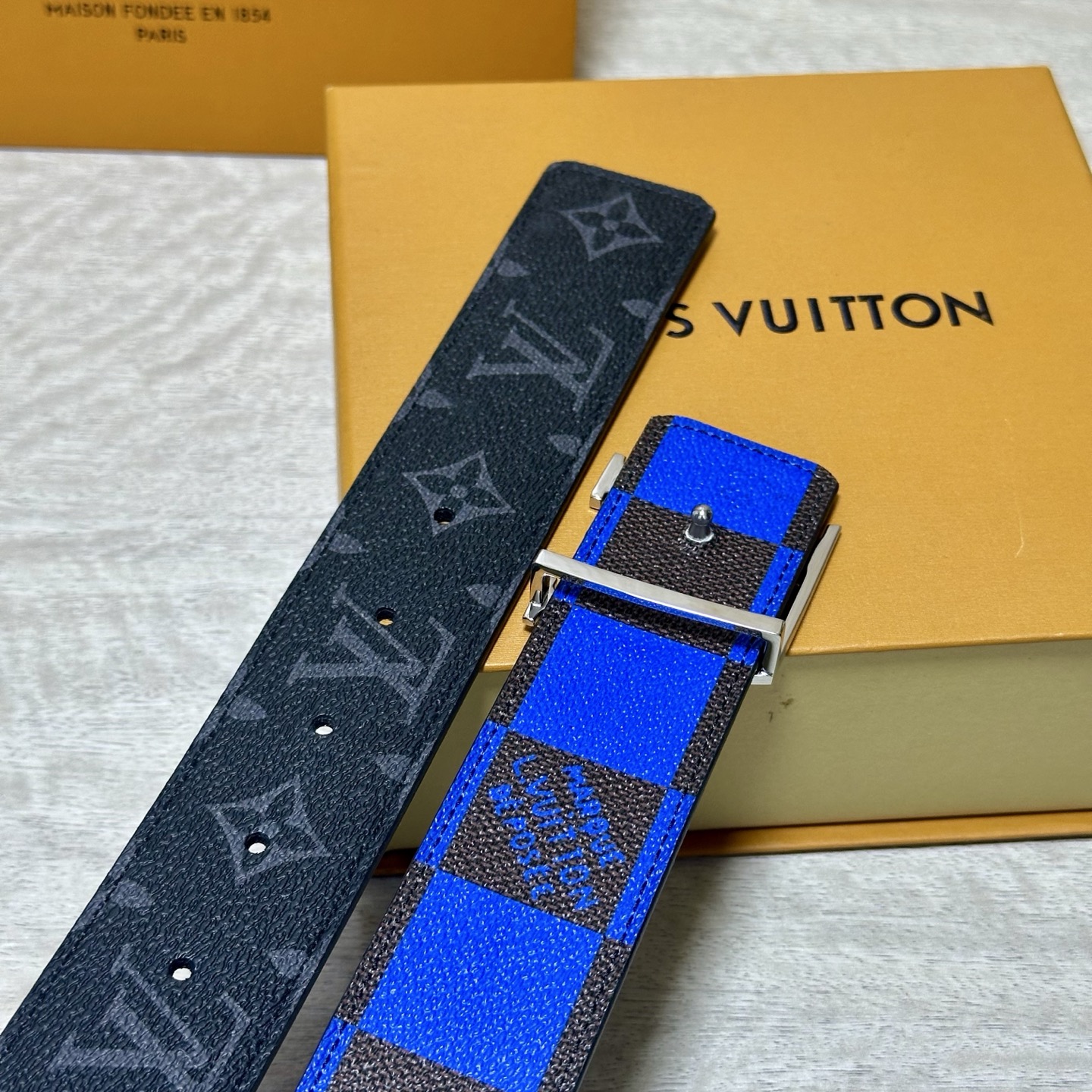 LV 宽4.0cm 双面腰带将两式经典融于一处。Monogram 印花瞩目放大，与焕新 Monogram Giant 系