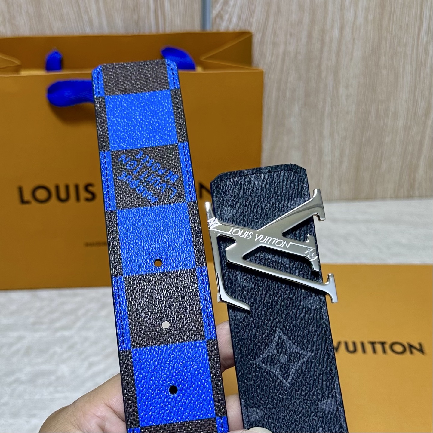 LV 宽4.0cm 双面腰带将两式经典融于一处。Monogram 印花瞩目放大，与焕新 Monogram Giant 系