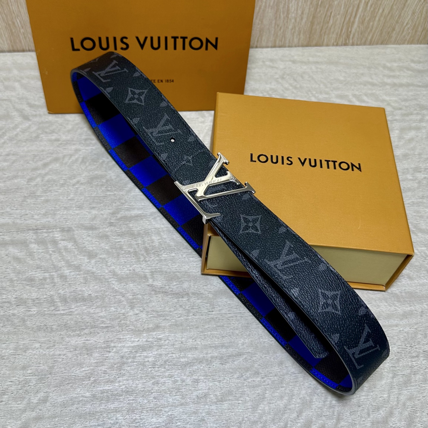 LV 宽4.0cm 双面腰带将两式经典融于一处。Monogram 印花瞩目放大，与焕新 Monogram Giant 系