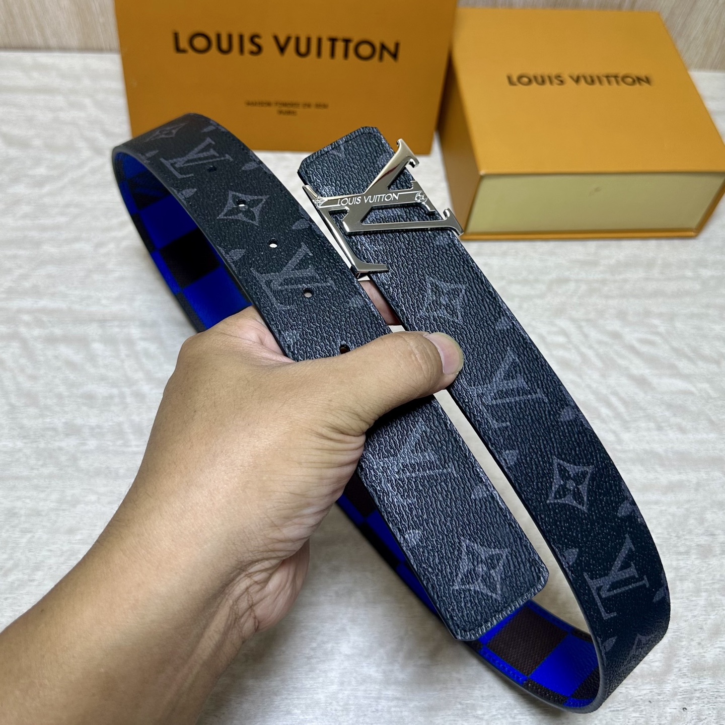 LV 宽4.0cm 双面腰带将两式经典融于一处。Monogram 印花瞩目放大，与焕新 Monogram Giant 系
