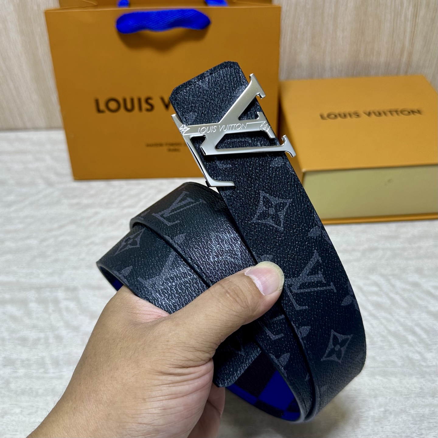 LV 宽4.0cm 双面腰带将两式经典融于一处。Monogram 印花瞩目放大,与焕新 Monogram Giant 系 LV 宽4.0cm 双面腰带将两式经典融于一处。Monogram 印花瞩目放大,与焕新 Monogram Giant 系