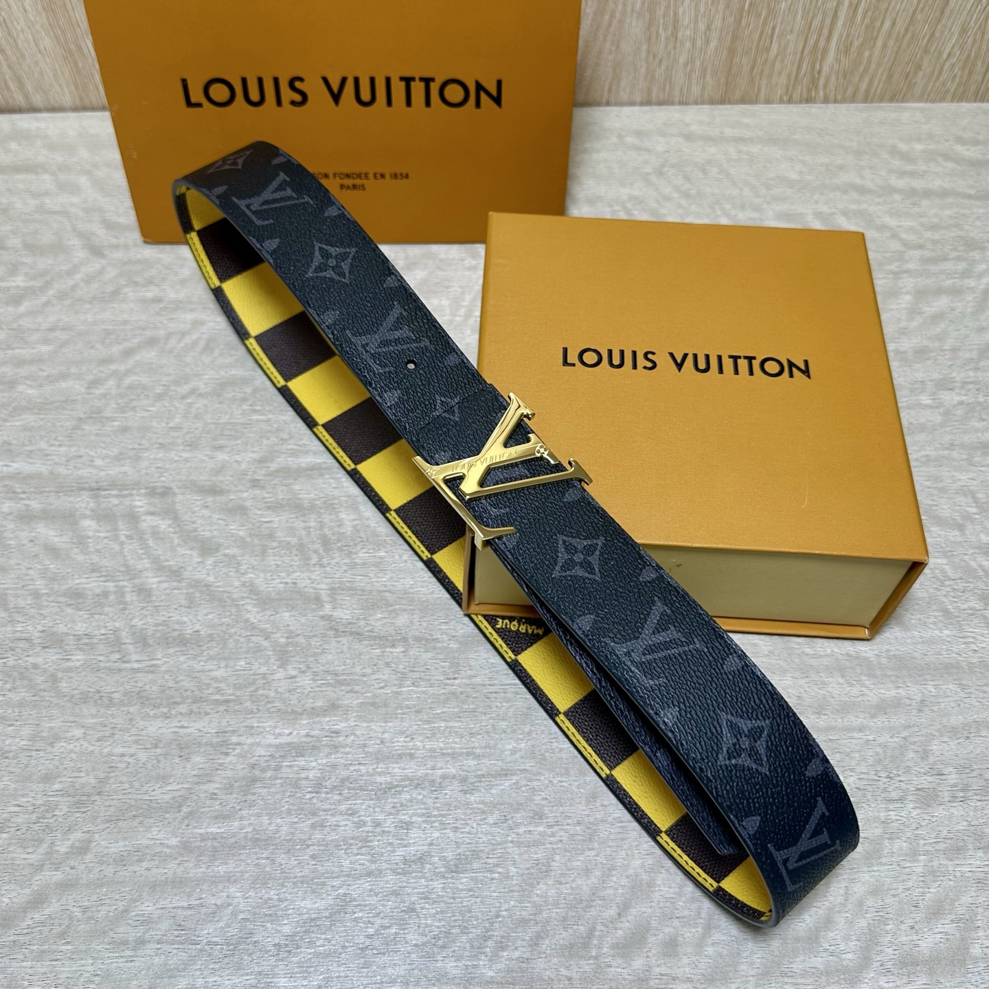 LV 宽4.0cm 双面腰带将两式经典融于一处。Monogram 印花瞩目放大，与焕新 Monogram Giant 系