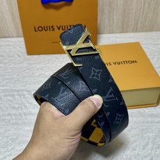LV 宽4.0cm 双面腰带将两式经典融于一处。Monogram 印花瞩目放大,与焕新 Monogram Giant 系 LV 宽4.0cm 双面腰带将两式经典融于一处。Monogram 印花瞩目放大,与焕新 Monogram Giant 系