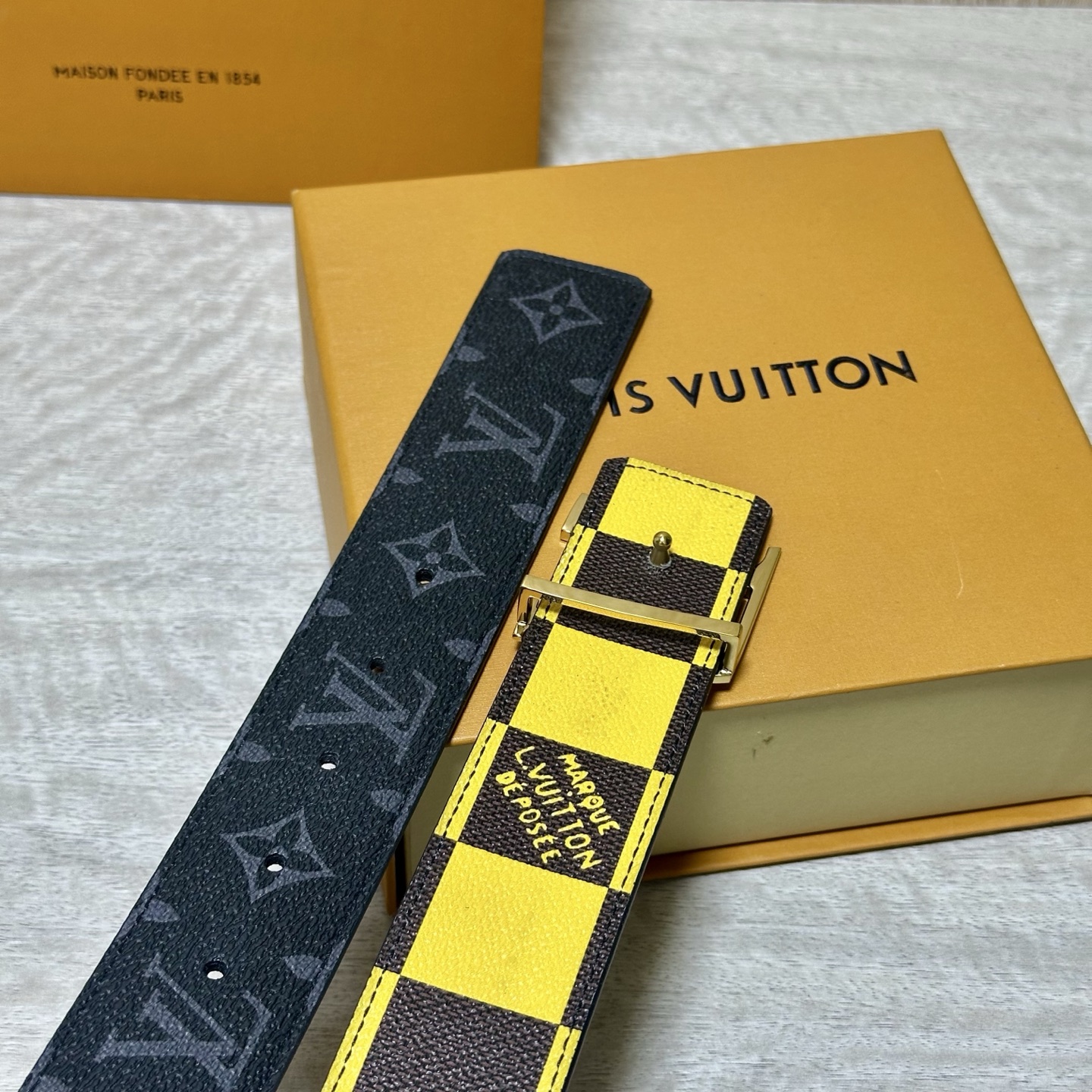 LV 宽4.0cm 双面腰带将两式经典融于一处。Monogram 印花瞩目放大，与焕新 Monogram Giant 系