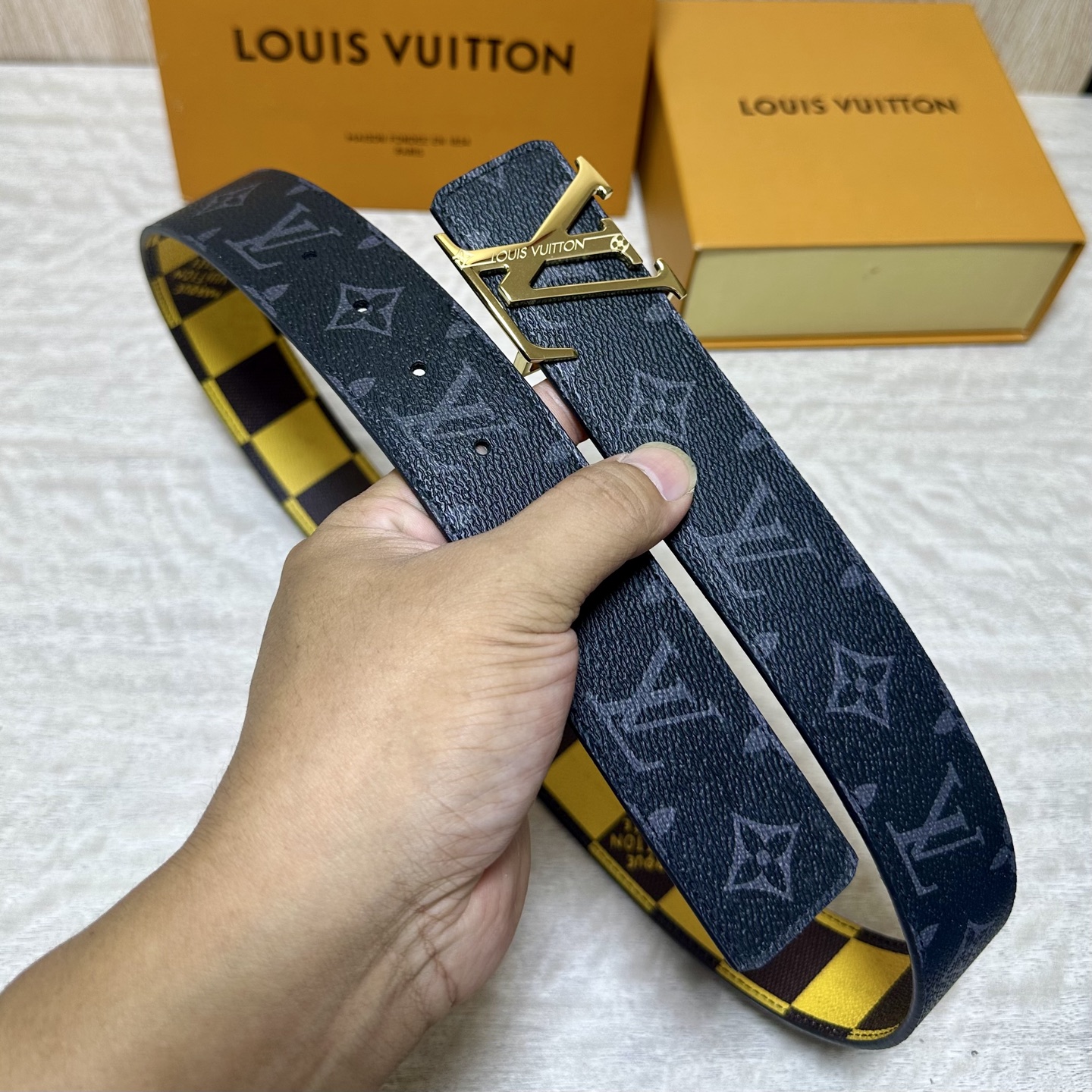 LV 宽4.0cm 双面腰带将两式经典融于一处。Monogram 印花瞩目放大，与焕新 Monogram Giant 系