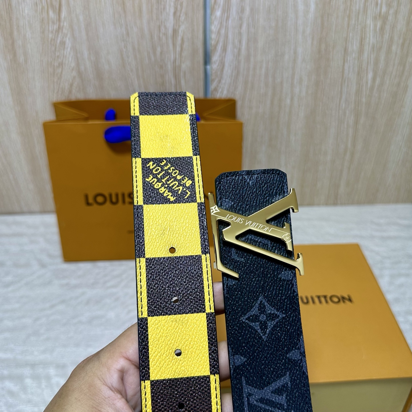 LV 宽4.0cm 双面腰带将两式经典融于一处。Monogram 印花瞩目放大，与焕新 Monogram Giant 系