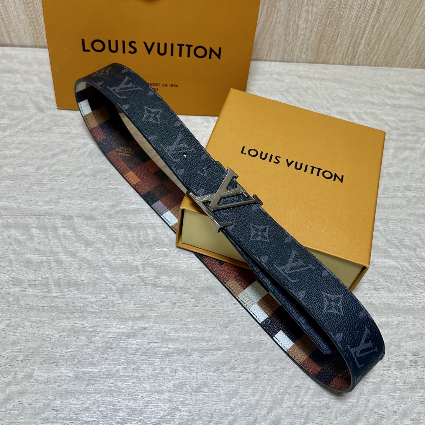 LV 宽4.0cm 双面腰带将两式经典融于一处。Monogram 印花瞩目放大，与焕新 Monogram Giant 系