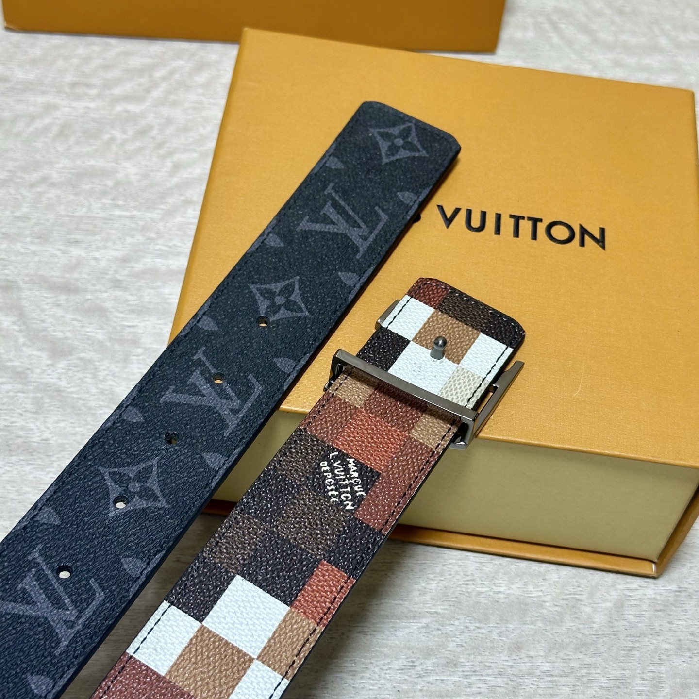 LV 宽4.0cm 双面腰带将两式经典融于一处。Monogram 印花瞩目放大，与焕新 Monogram Giant 系