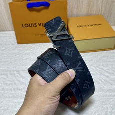 LV 宽4.0cm 双面腰带将两式经典融于一处。Monogram 印花瞩目放大,与焕新 Monogram Giant 系 LV 宽4.0cm 双面腰带将两式经典融于一处。Monogram 印花瞩目放大,与焕新 Monogram Giant 系