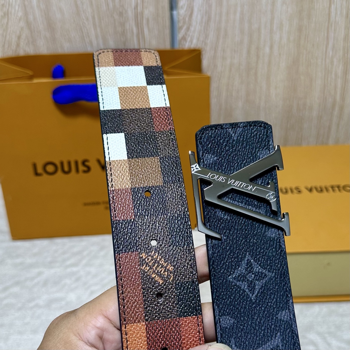 LV 宽4.0cm 双面腰带将两式经典融于一处。Monogram 印花瞩目放大，与焕新 Monogram Giant 系
