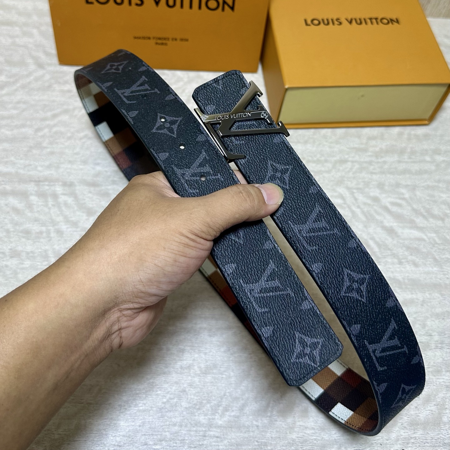 LV 宽4.0cm 双面腰带将两式经典融于一处。Monogram 印花瞩目放大，与焕新 Monogram Giant 系