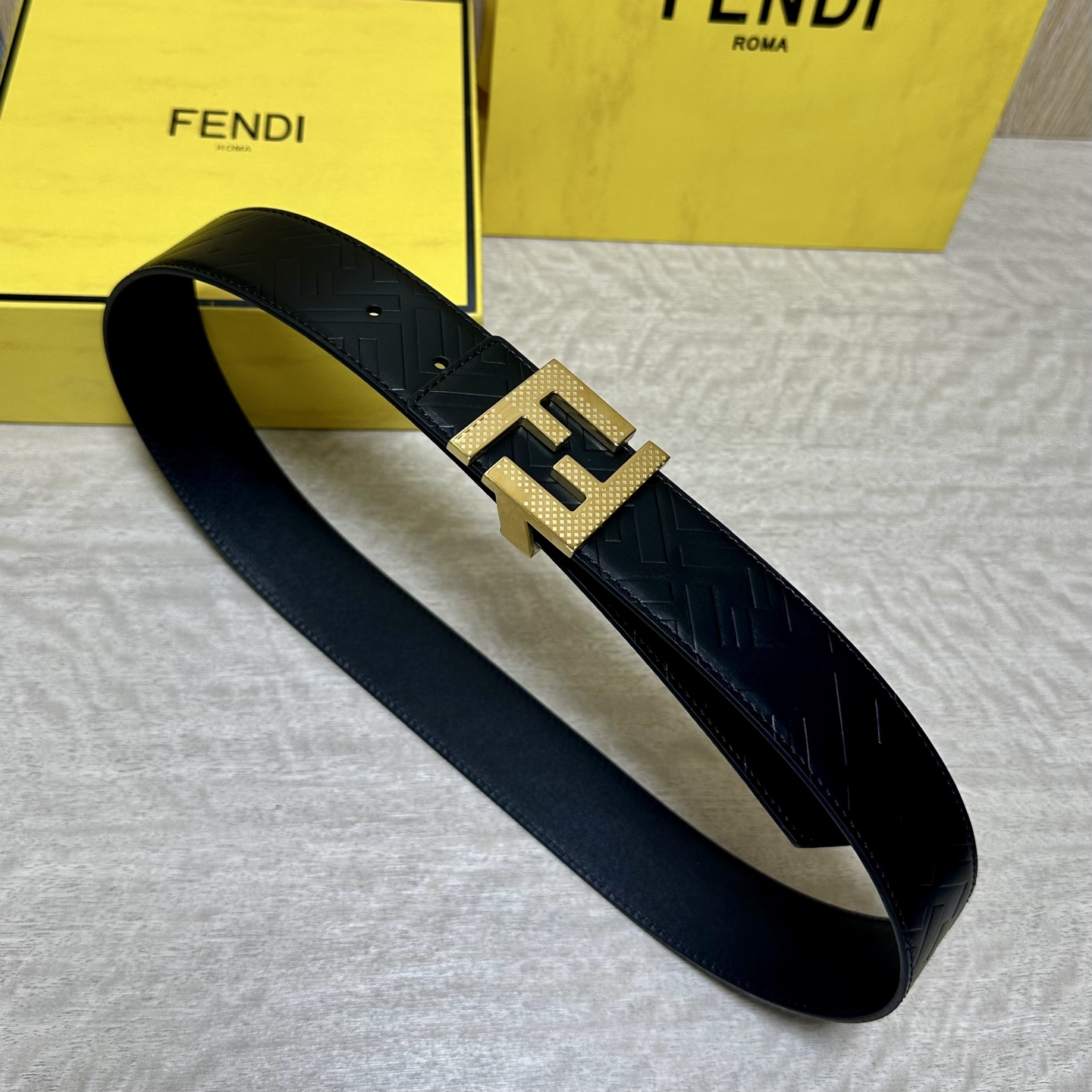 FENDl （芬迪）宽40MM双面原版小牛皮 搭配单钌钯电镀扣 完美的手感.油边 出众的设计.风格 高贵奢华 时尚大方 