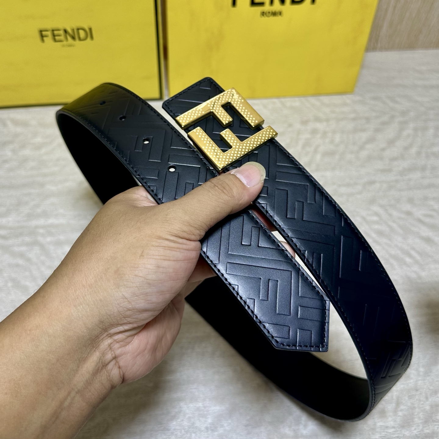 FENDl （芬迪）宽40MM双面原版小牛皮 搭配单钌钯电镀扣 完美的手感.油边 出众的设计.风格 高贵奢华 时尚大方 