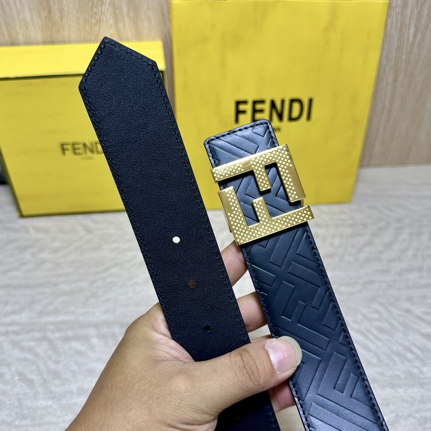 FENDl （芬迪）宽40MM双面原版小牛皮 搭配单钌钯电镀扣 完美的手感.油边 出众的设计.风格 高贵奢华 时尚大方 