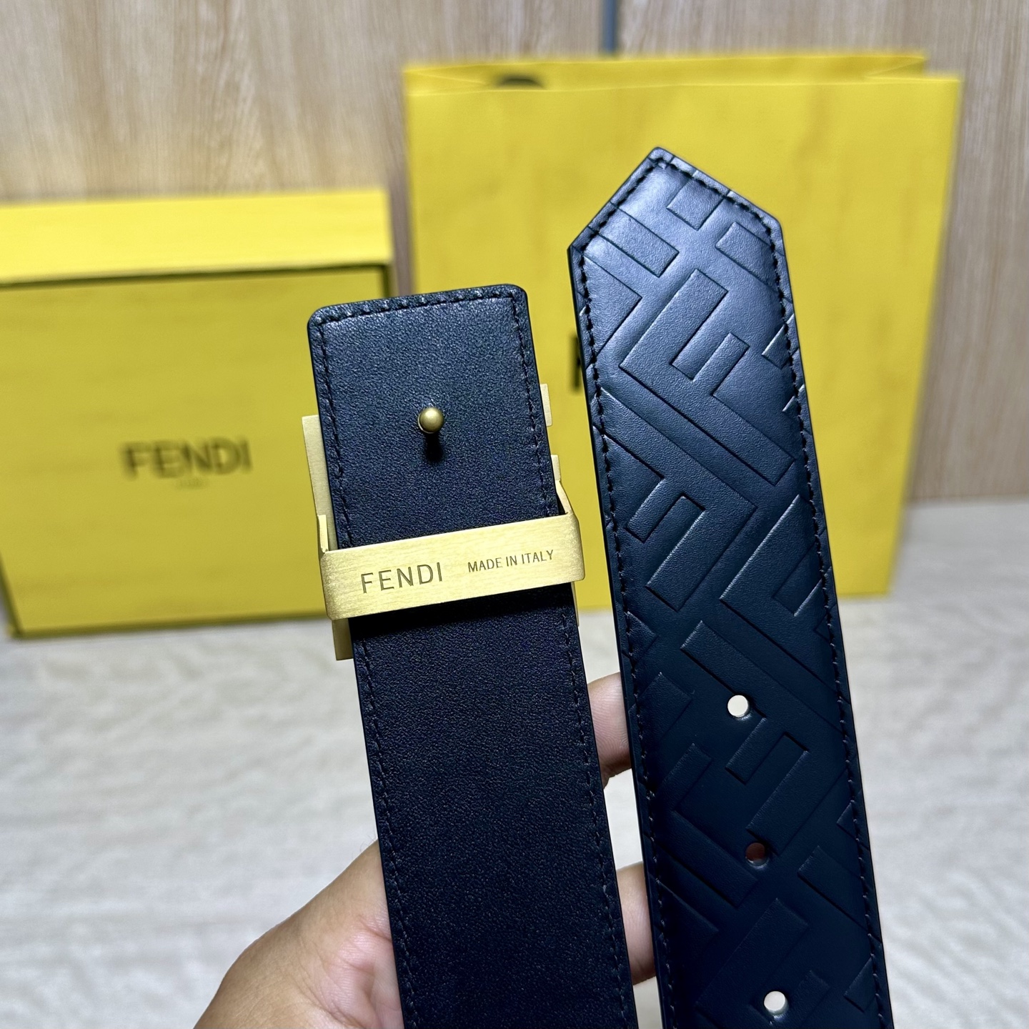 FENDl （芬迪）宽40MM双面原版小牛皮 搭配单钌钯电镀扣 完美的手感.油边 出众的设计.风格 高贵奢华 时尚大方 