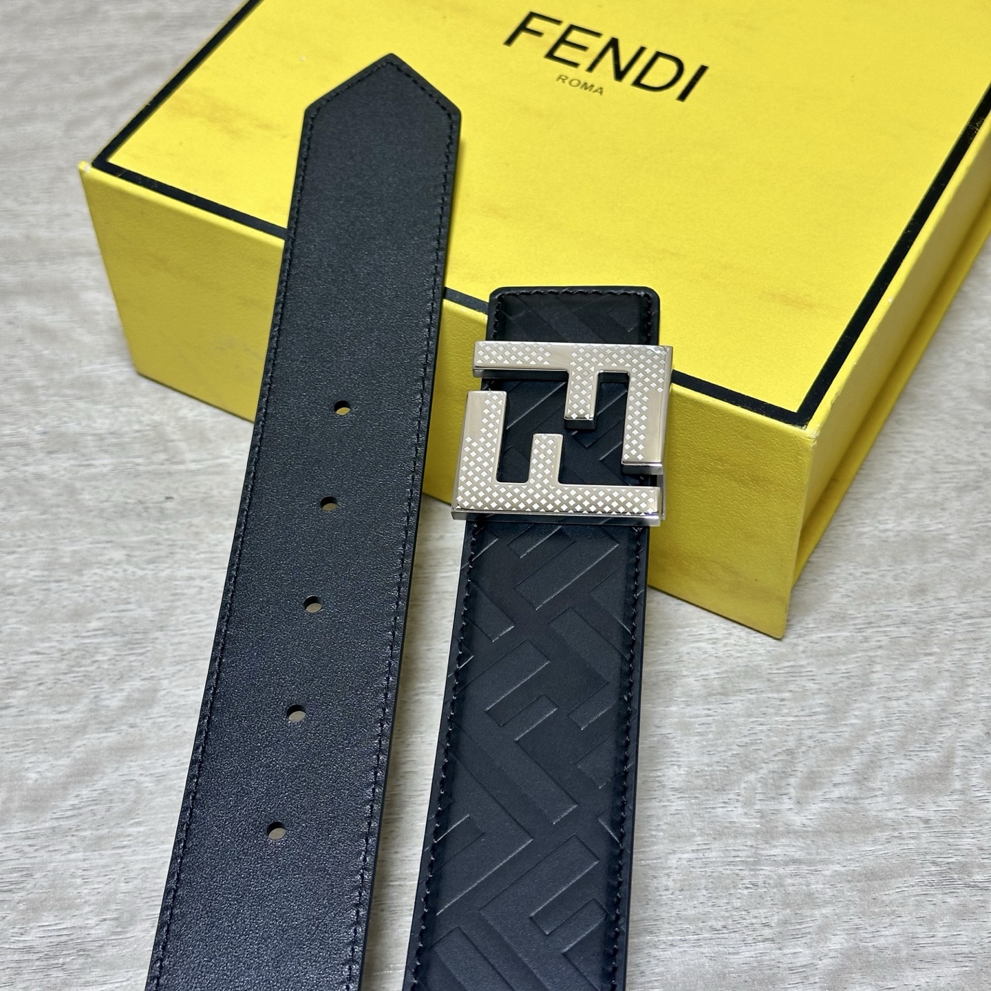 FENDl （芬迪）宽40MM双面原版小牛皮 搭配单钌钯电镀扣 完美的手感.油边 出众的设计.风格 高贵奢华 时尚大方 