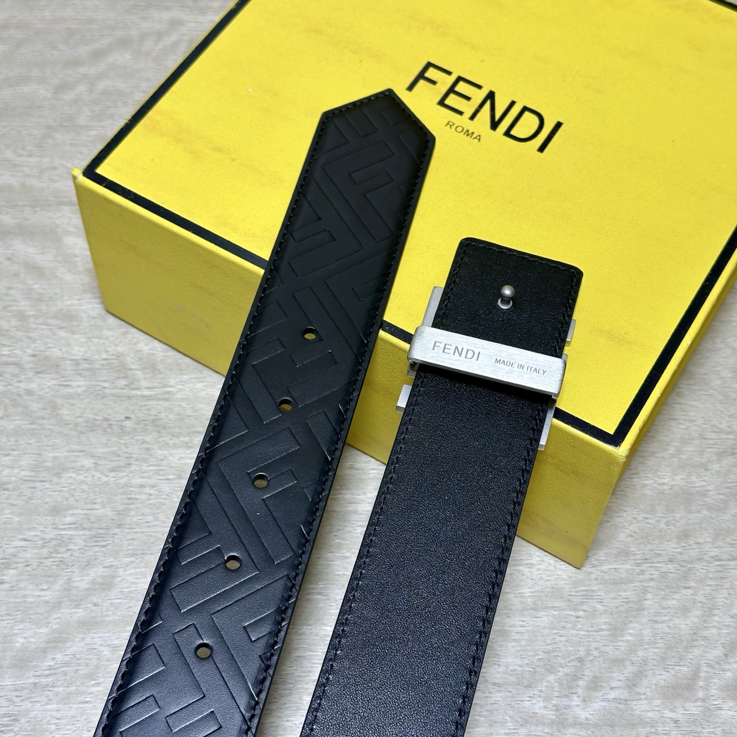 FENDl （芬迪）宽40MM双面原版小牛皮 搭配单钌钯电镀扣 完美的手感.油边 出众的设计.风格 高贵奢华 时尚大方 