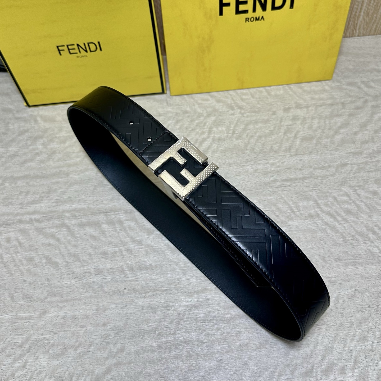 FENDl （芬迪）宽40MM双面原版小牛皮 搭配单钌钯电镀扣 完美的手感.油边 出众的设计.风格 高贵奢华 时尚大方 