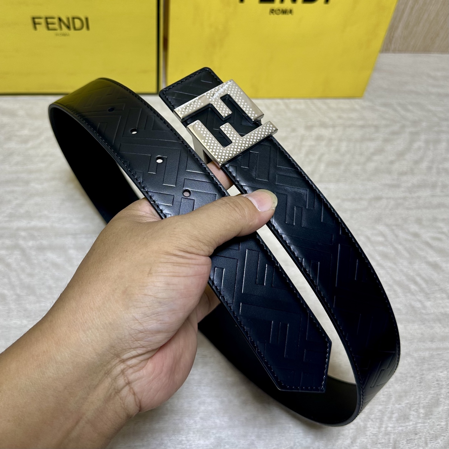 FENDl （芬迪）宽40MM双面原版小牛皮 搭配单钌钯电镀扣 完美的手感.油边 出众的设计.风格 高贵奢华 时尚大方 