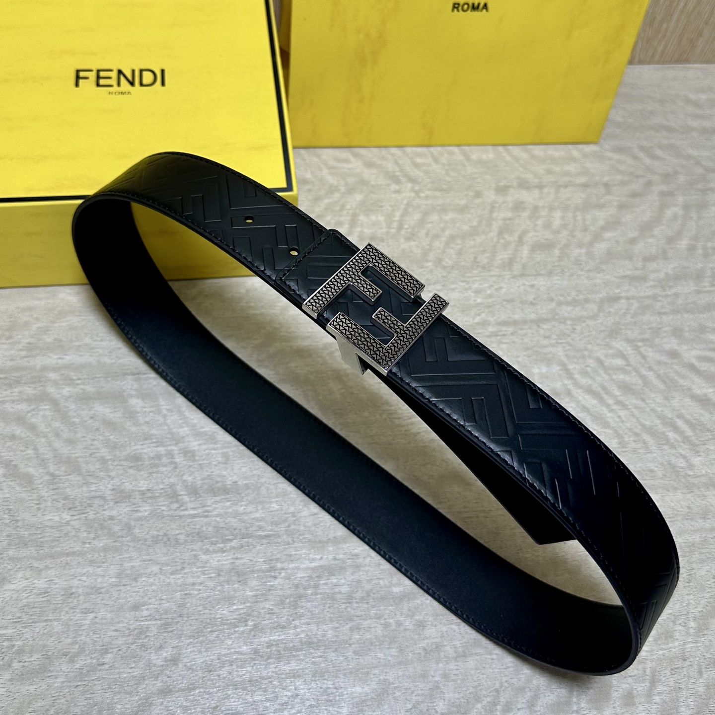 FENDl （芬迪）宽40MM双面原版小牛皮 搭配单钌钯电镀扣 完美的手感.油边 出众的设计.风格 高贵奢华 时尚大方 