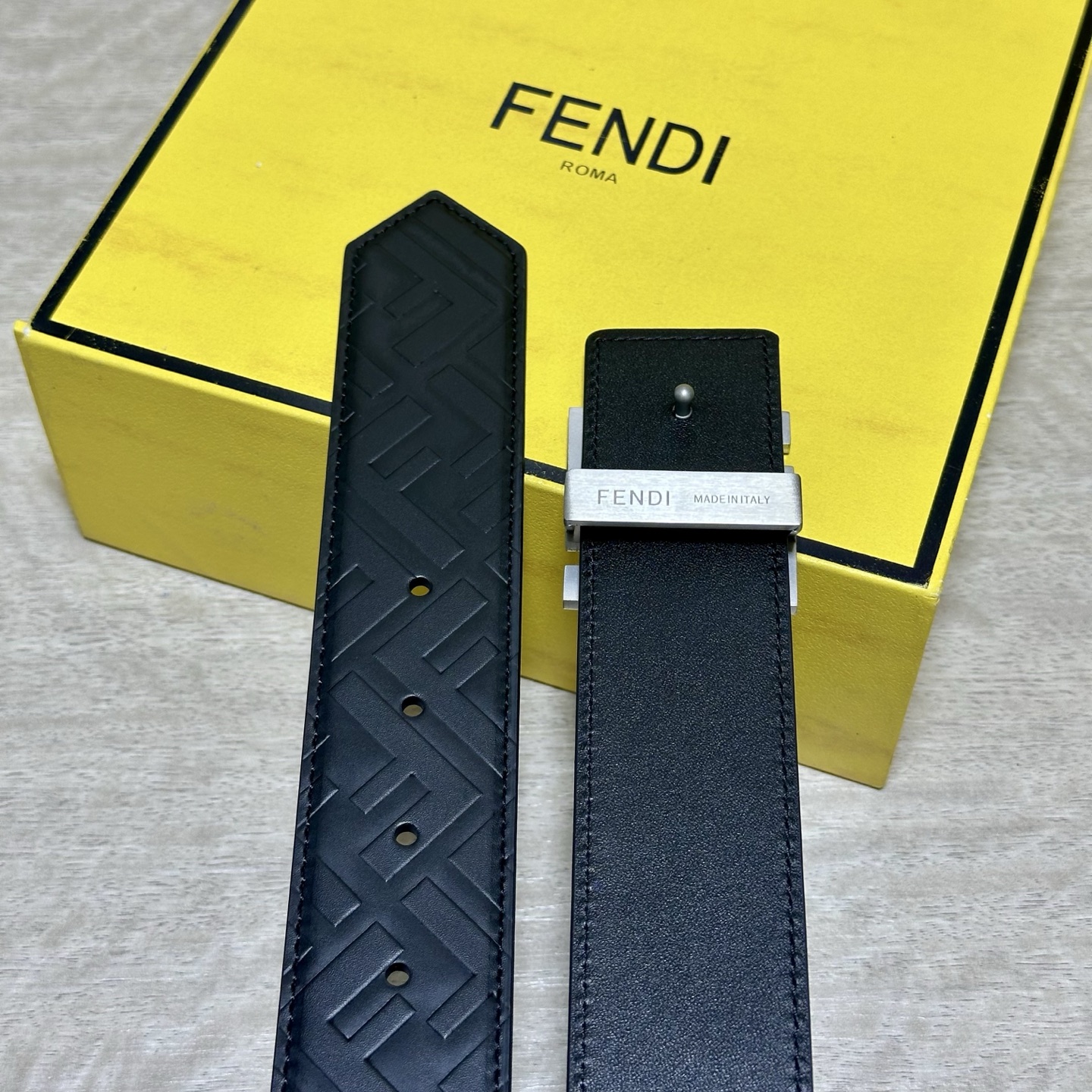 FENDl （芬迪）宽40MM双面原版小牛皮 搭配单钌钯电镀扣 完美的手感.油边 出众的设计.风格 高贵奢华 时尚大方 