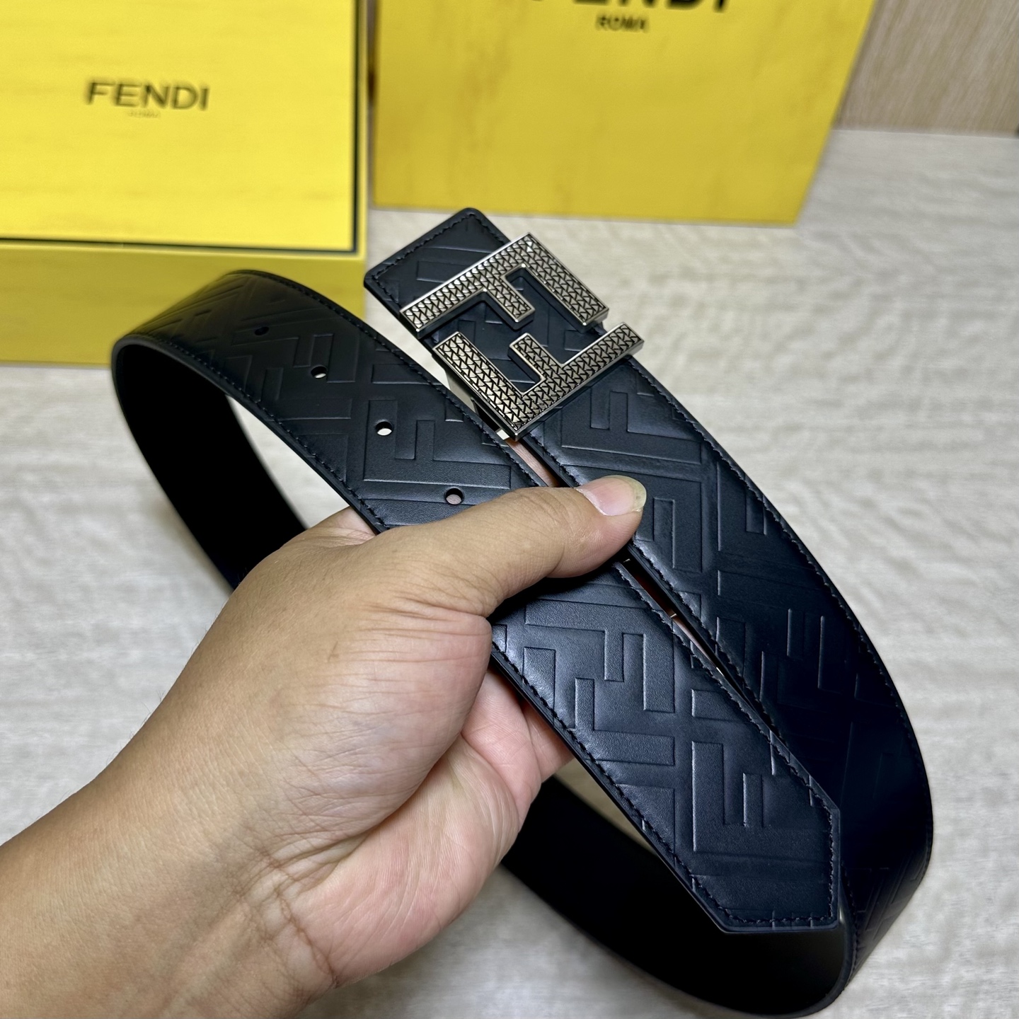 FENDl （芬迪）宽40MM双面原版小牛皮 搭配单钌钯电镀扣 完美的手感.油边 出众的设计.风格 高贵奢华 时尚大方 