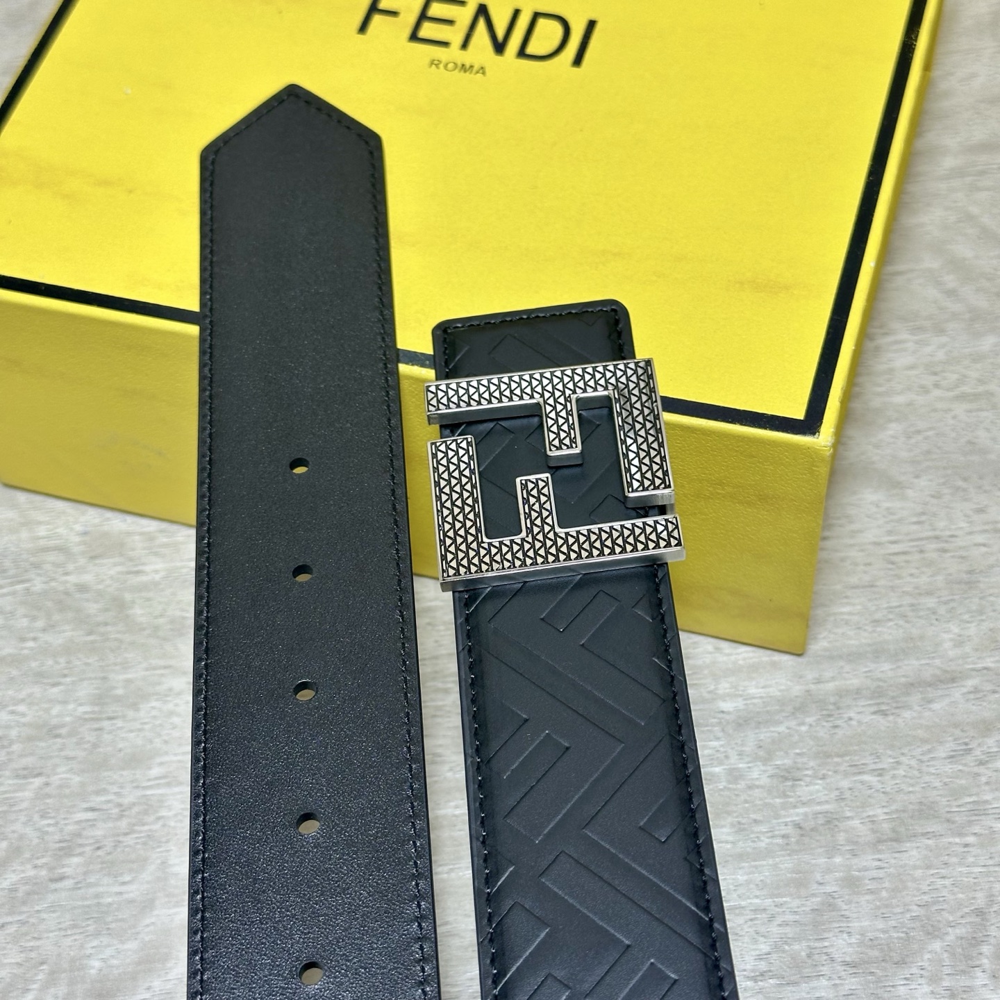 FENDl （芬迪）宽40MM双面原版小牛皮 搭配单钌钯电镀扣 完美的手感.油边 出众的设计.风格 高贵奢华 时尚大方 