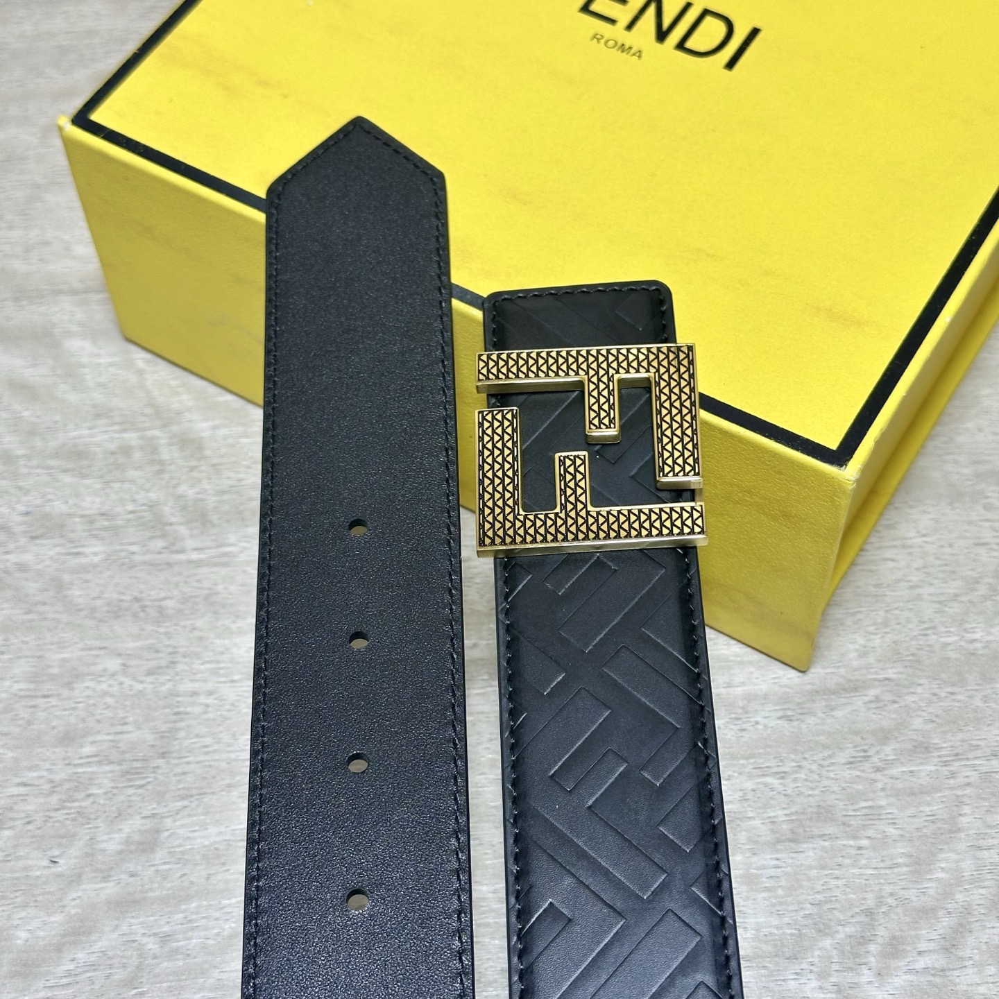 FENDl （芬迪）宽40MM双面原版小牛皮 搭配单钌钯电镀扣 完美的手感.油边 出众的设计.风格 高贵奢华 时尚大方 