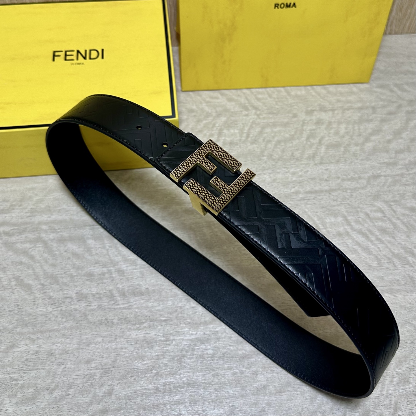 FENDl （芬迪）宽40MM双面原版小牛皮 搭配单钌钯电镀扣 完美的手感.油边 出众的设计.风格 高贵奢华 时尚大方 