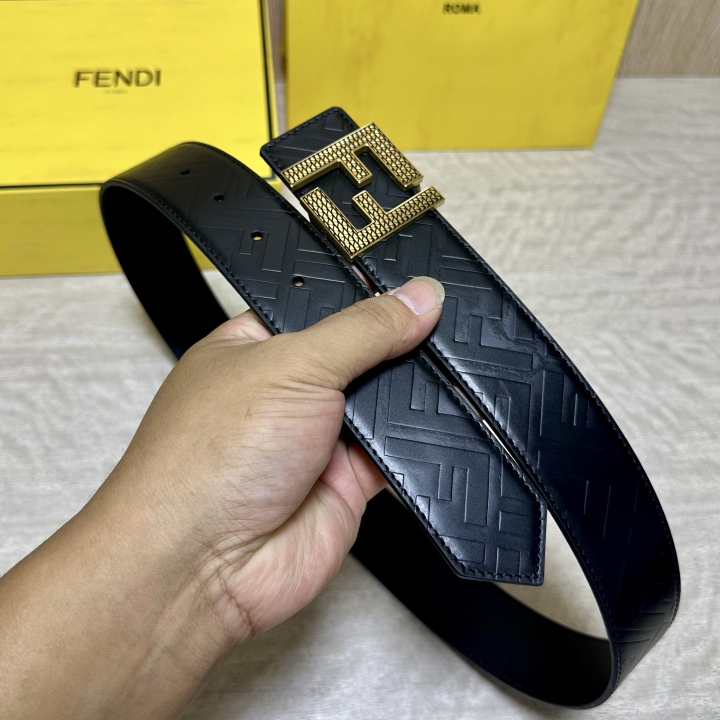 FENDl （芬迪）宽40MM双面原版小牛皮 搭配单钌钯电镀扣 完美的手感.油边 出众的设计.风格 高贵奢华 时尚大方 